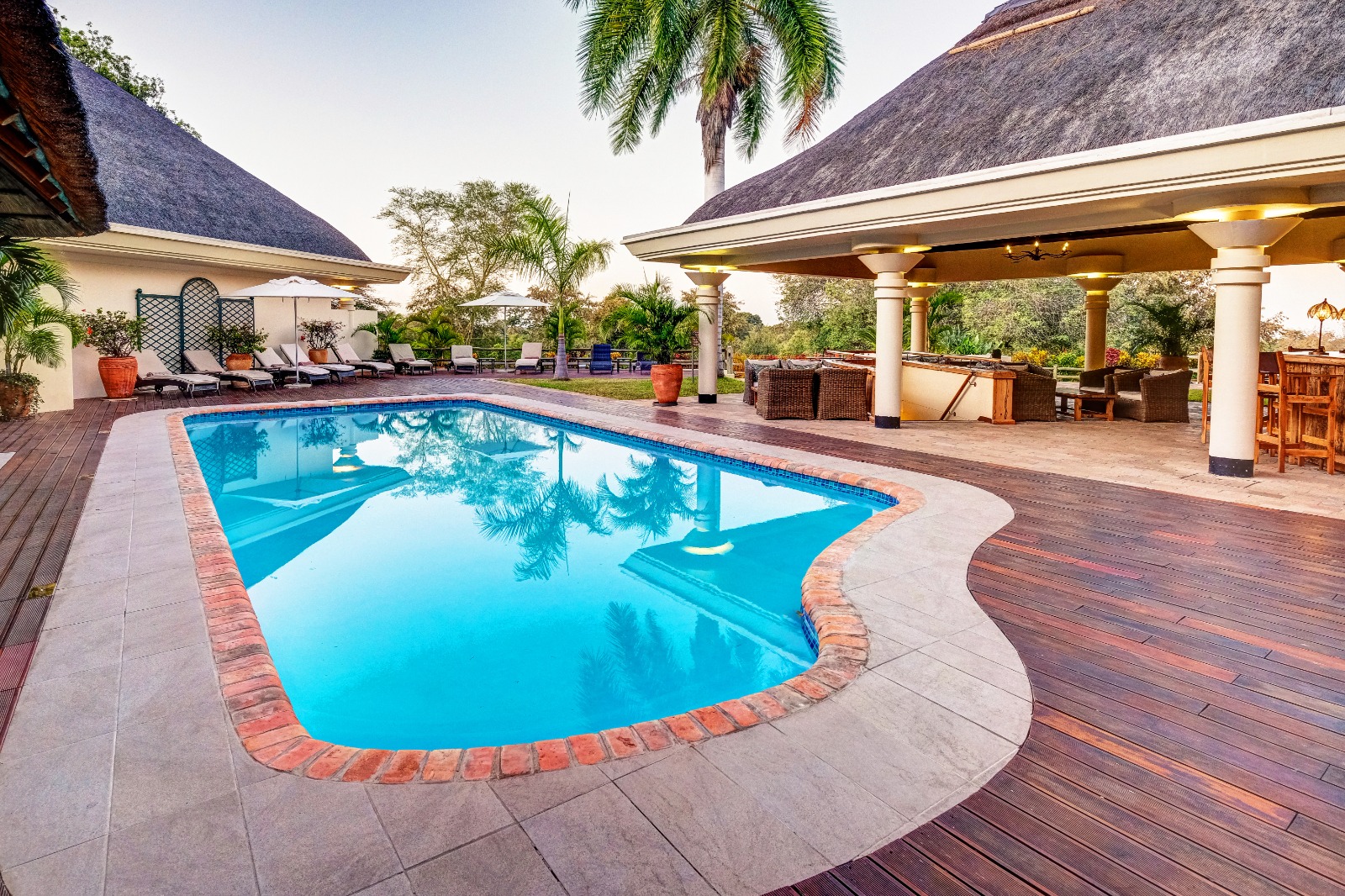Swimming Pool & Bar - ILH